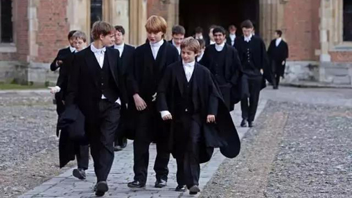 校服承擔育人功能，但為何中國校服卻承擔管理功能？